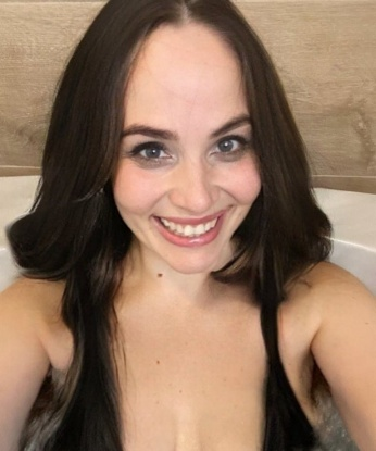 Я исключительно опытная индивидуалка, осознающая все тонкости и желания мужчин. Мои услуги нацелены на продолжительные приятные ощущения, полное удовлетворение и релаксацию. Откровенное общение, расслабляющий массаж, эротические игры и фантазии – я готова побаловать тебя всеми этими возможностями. Мои отзывы говорят сами за себя: моими ласками они олицетворяют настоящий рай на земле. 🔥💋 Не упусти возможность окунуться в мир наслаждения и ощутить всю силу страсти в Москве. Жду встречи с нетерпением! 😉💃🏻🌇 228, 37 лет